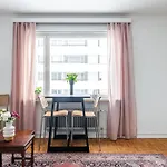 Near Downtown & Sports Center With Free Parking *