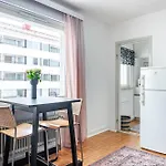 Near Downtown & Sports Center With Free Parking 公寓