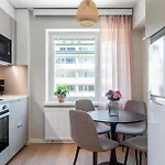 Near Downtown & Sports Center With Free Parking *