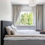 Near Downtown & Sports Center With Free Parking *
