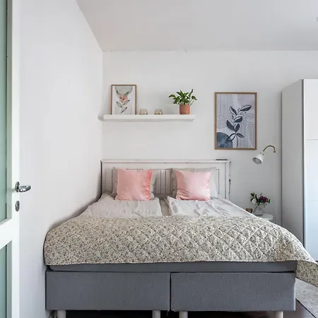 Near Downtown & Sports Center With Free Parking